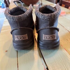 Hey dudes, mens sz 8. Barely worn